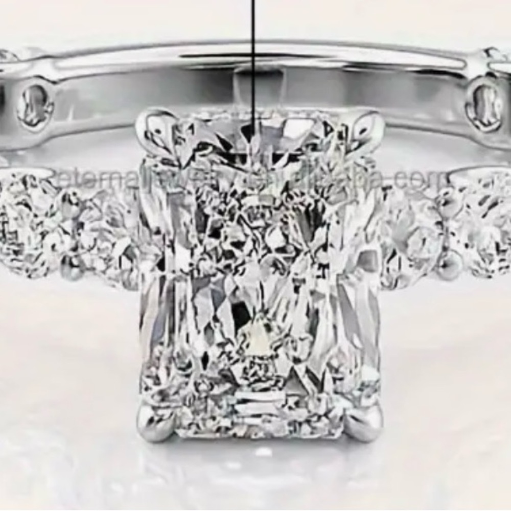 Stunning 2 carat engagement ring NWOT size 7
Sterling silver - Picture 3 of 6
